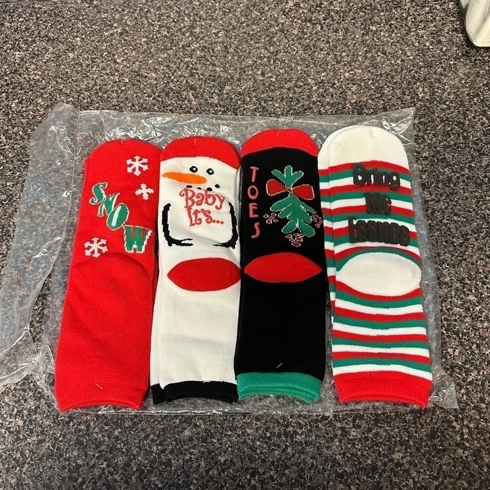 Christmas Holiday Socks 4 Pairs size 9-11
